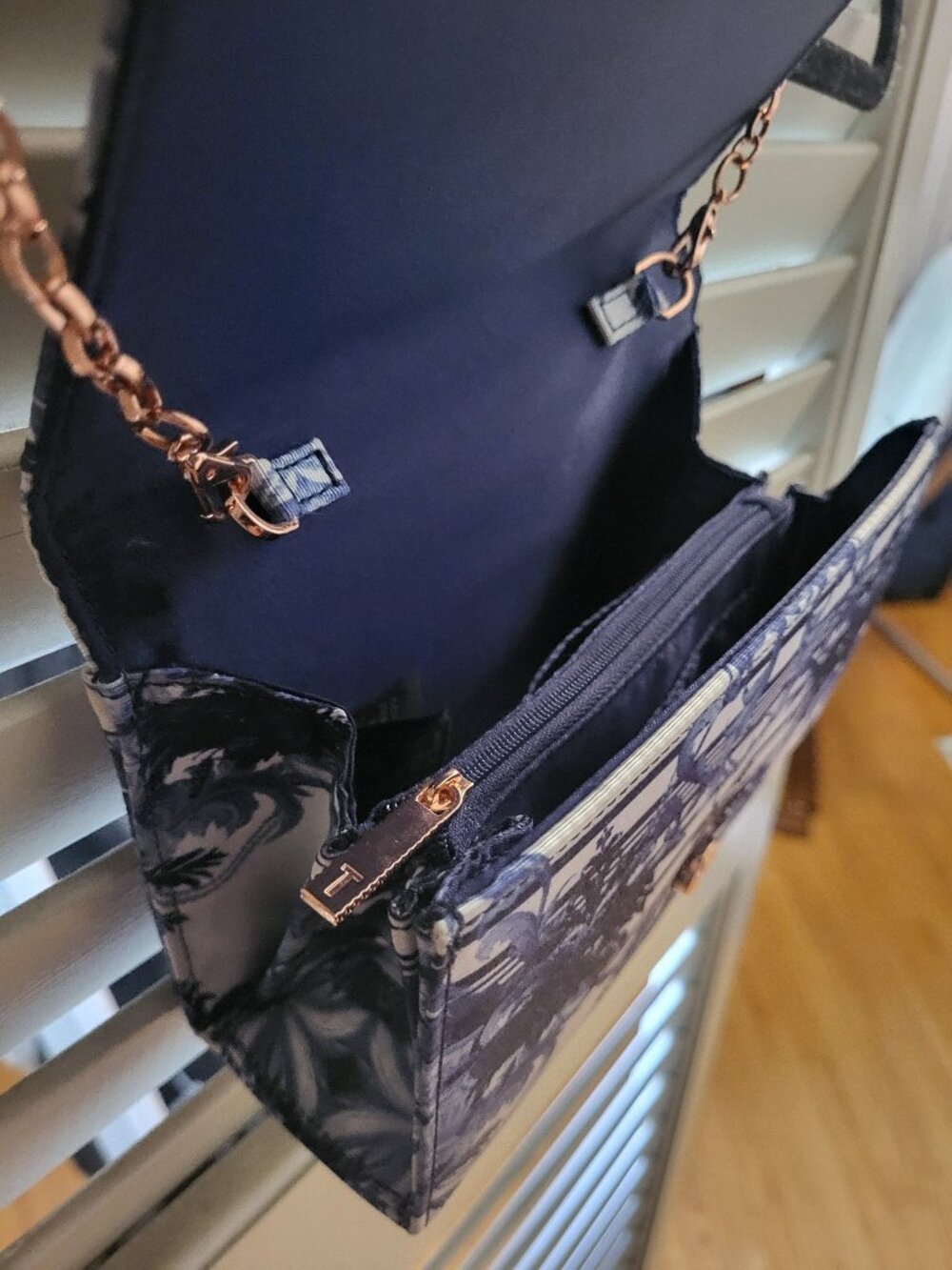 Ted Baker Blue and White Purse with Rose Gold Bow and Chain - Picture 3 of 8